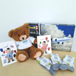Lapsille ja nuorille sopivia tuotteita, kuten nalle, onnittelukortit, Pikku Prinssi sukat sekä Airbus A320neo -pienoismalli.