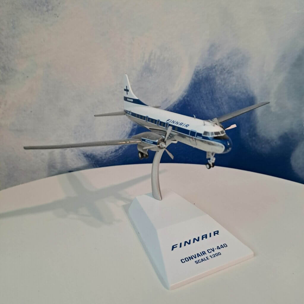 Finnair Convair CV-440 -pienoismalli jalustallaan.