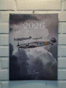 Petri Kaupin sotailmailuteemainen kalenteri seinällä.