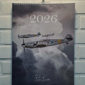 Petri Kaupin sotailmailuteemainen kalenteri seinällä.