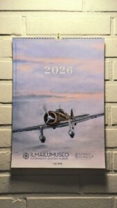 Ilmailumuseon kalenteri 2026 seinällä.