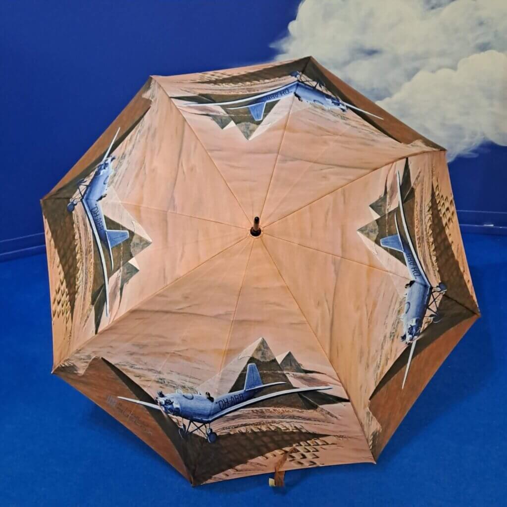 Avattu sateenvarjo suoraan edestä kuvattuna.