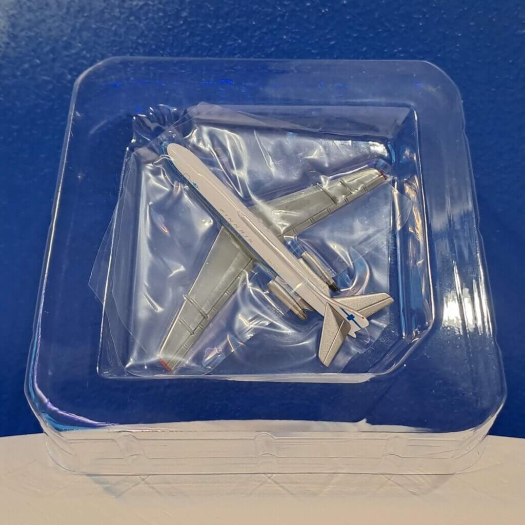 Finnair Caravelle -pienoismalli pakkauksen muovialustalla.