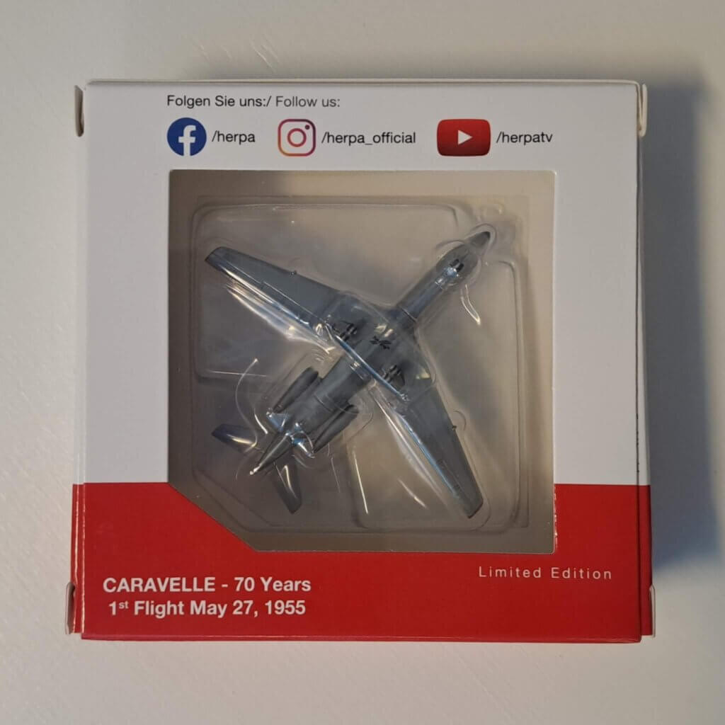 Finnair Caravelle pakkauksessaan alapuolelta kuvattuna.