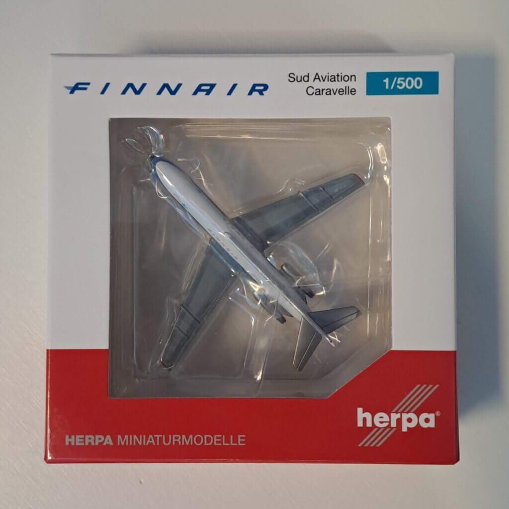 Finnair Caravelle -pienoismalli pakkauksessaan.