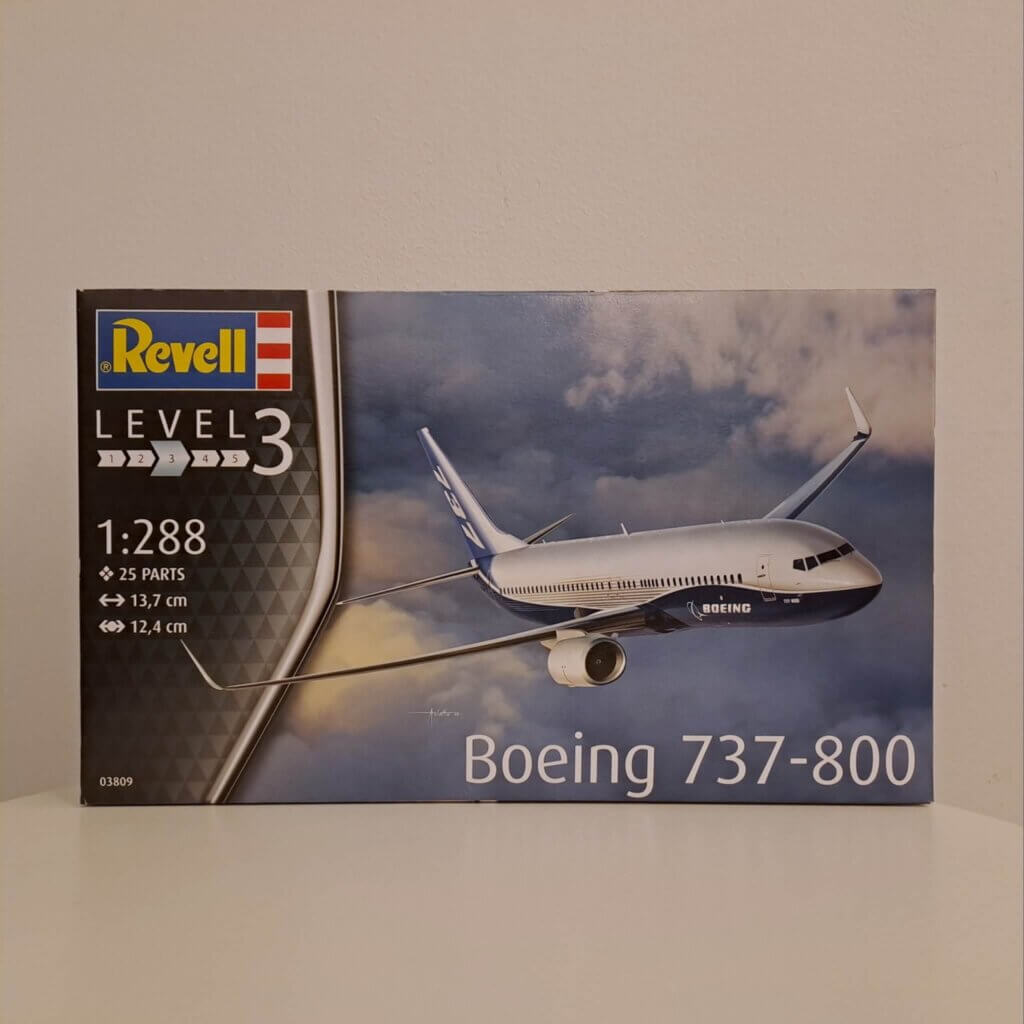 Revell Boeing 737-800 pienoismallipakkaus edestä kuvattuna.