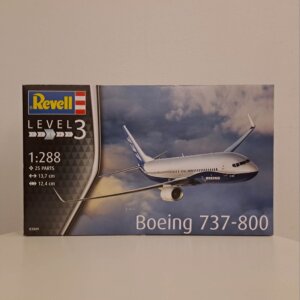 Revell Boeing 737-800 pienoismallipakkaus edestä kuvattuna.