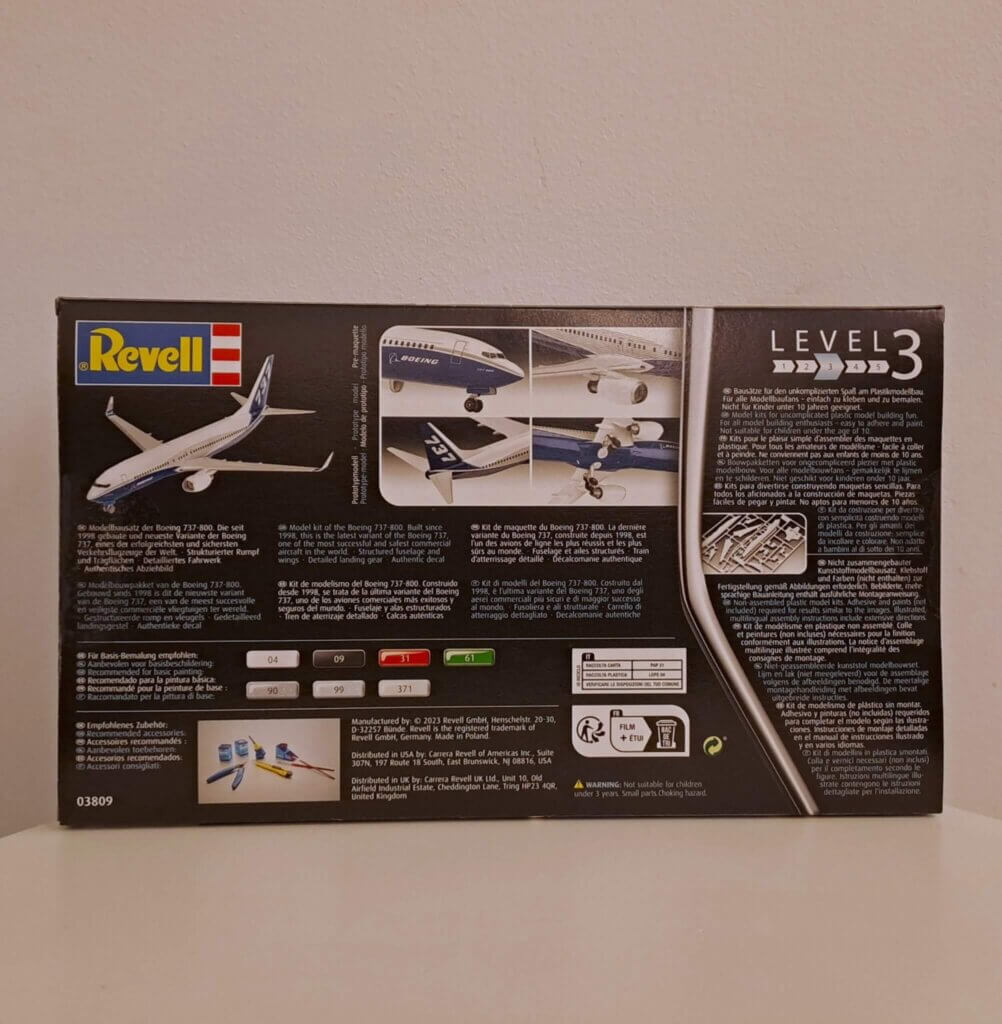 Revell Boeing 737-800 pienoismallipakkaus takaa kuvattuna.