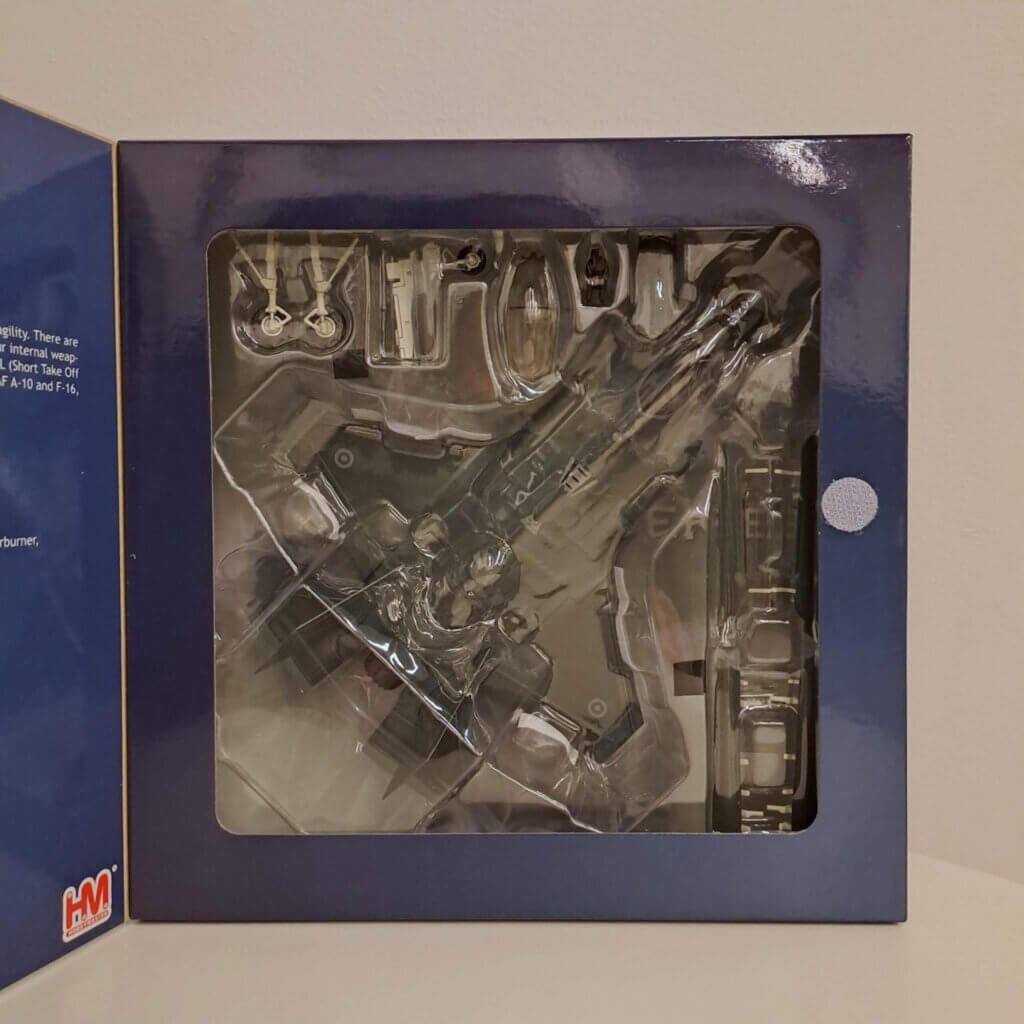 F-35A pienoismallin pakkaus kansi avattuna.