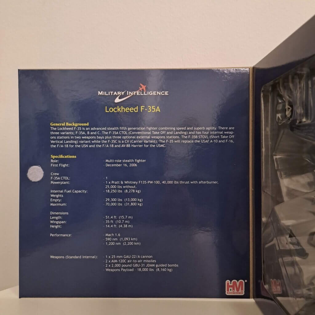 F-35A pienoismallin tietoja avatussa kannessa.