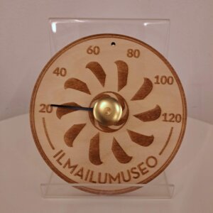 Löylymittari, jossa Suomen Ilmailumuseon iso propellilogo.