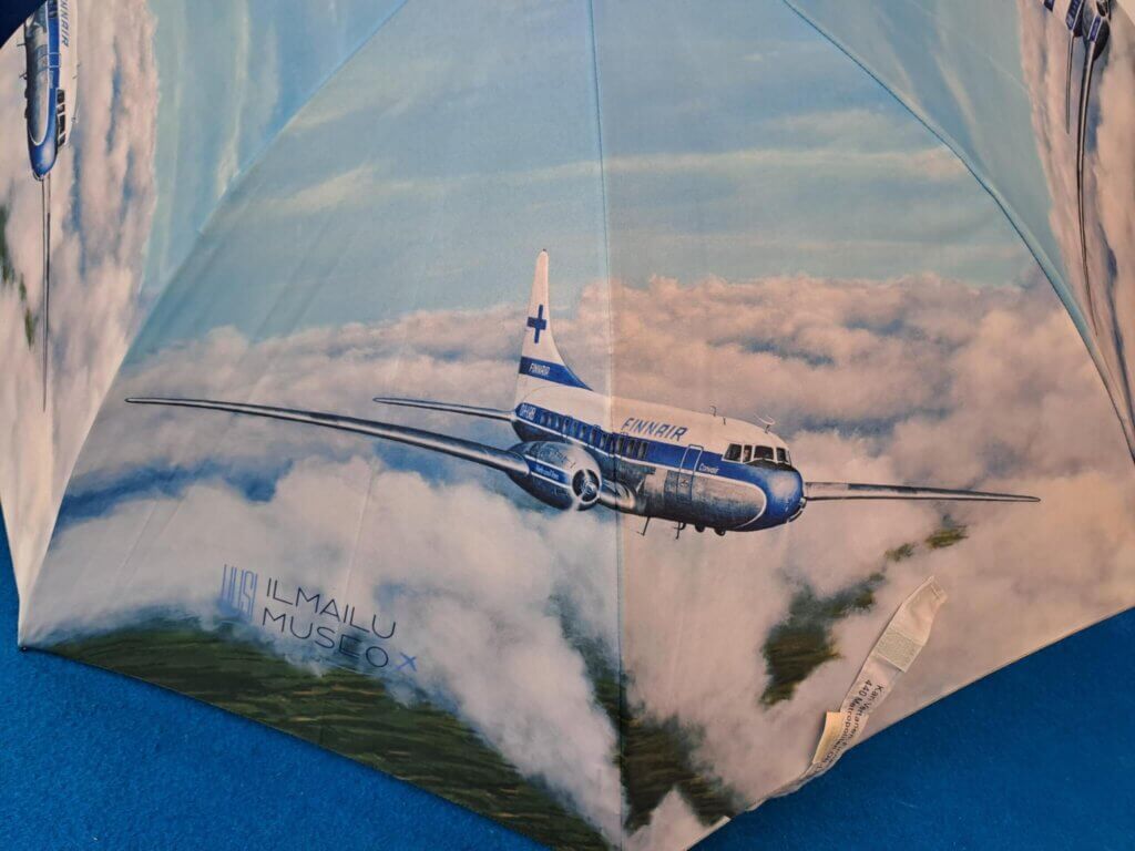 Sateenvarjon kuvitus täyttää kaksi sektoria, eli Convair-lentokone toistuu varjossa neljä kertaa.