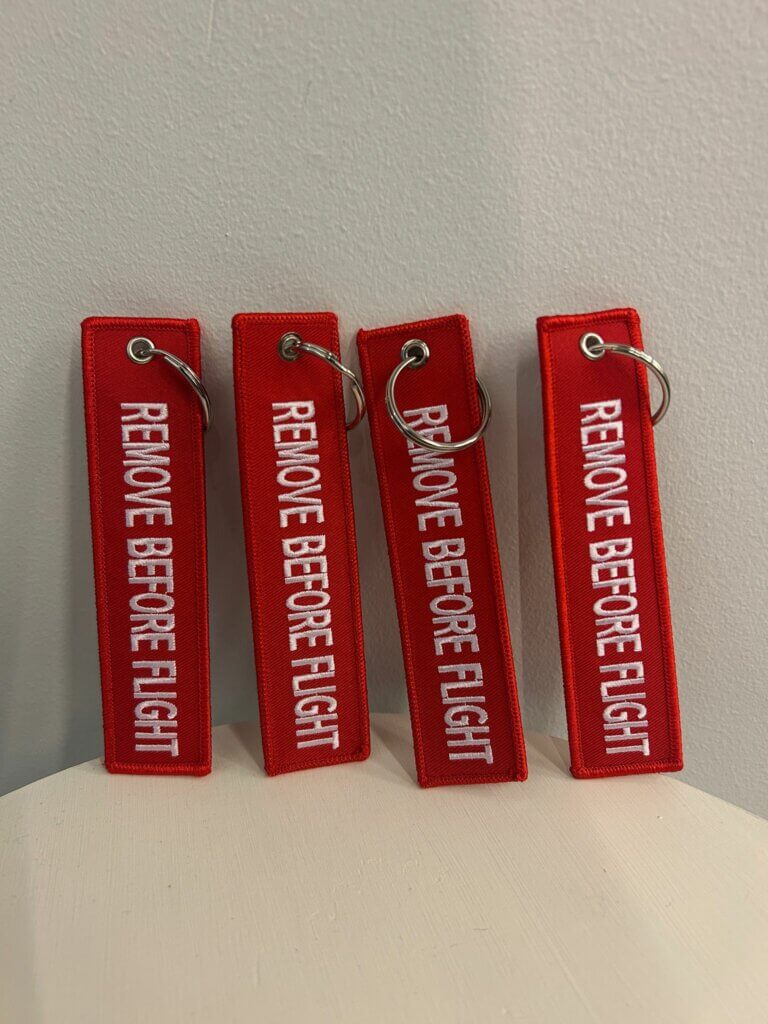 Punaisia Remove before flight -avaimenperiä rivissä