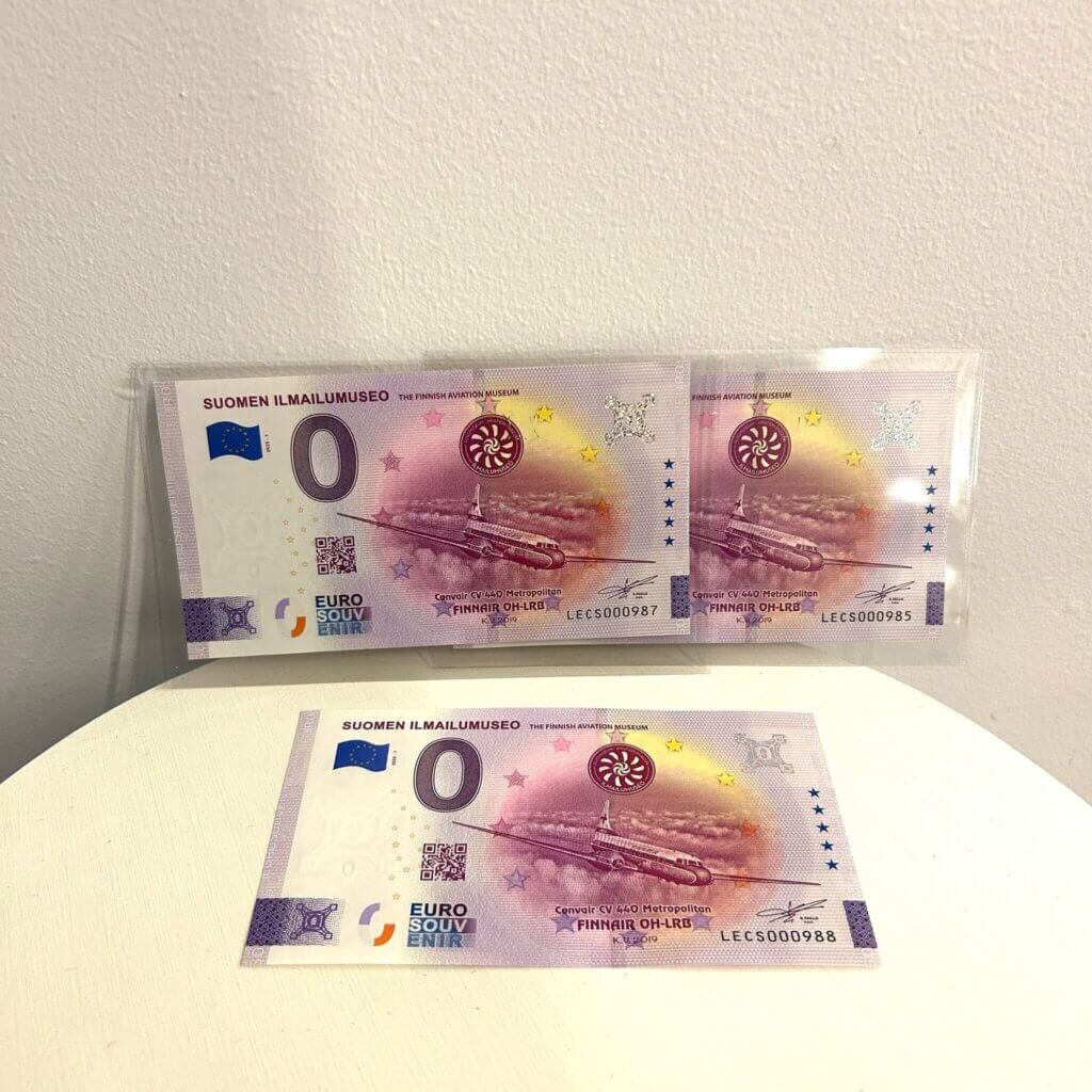 Kolme tukiseteliä läpinäkyvissä muovikoteloissaan.