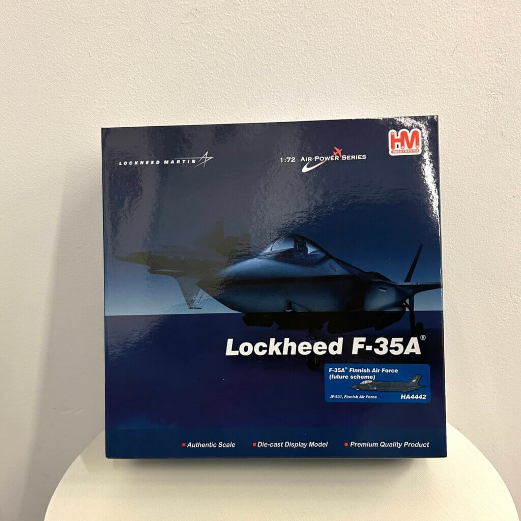 Lockheed F-35A -pienoismalli laatikossaan
