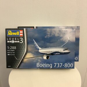 Revell Boeing 737-800 -pienoismalli pakkauksessaan.