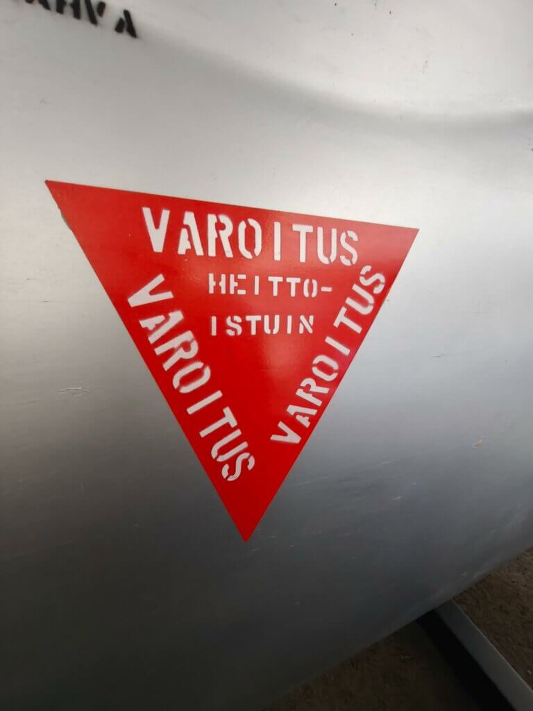 Heittoistuimesta varoittava teksti De Havilland Vampire-koneen kyljessä.