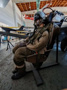 De Havilland Vampire -suihkukoneen heittoistuin, jossa istuu lentäjäksi varustettu mallinukke.