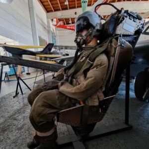 De Havilland Vampire -suihkukoneen heittoistuin, jossa istuu lentäjäksi varustettu mallinukke.