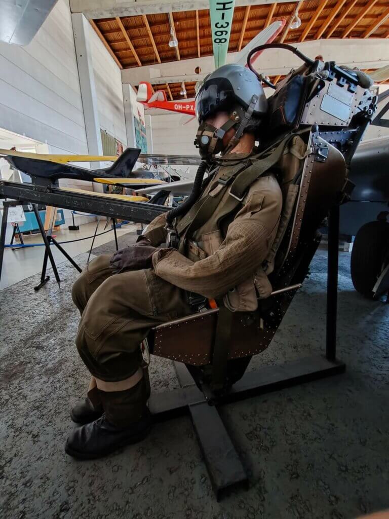 De Havilland Vampire -suihkukoneen heittoistuin, jossa istuu lentäjäksi varustettu mallinukke.