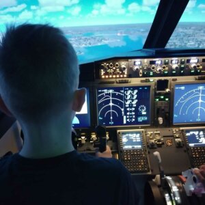 Lapsi lentämässä Boeing B737 -simulaattorilla.