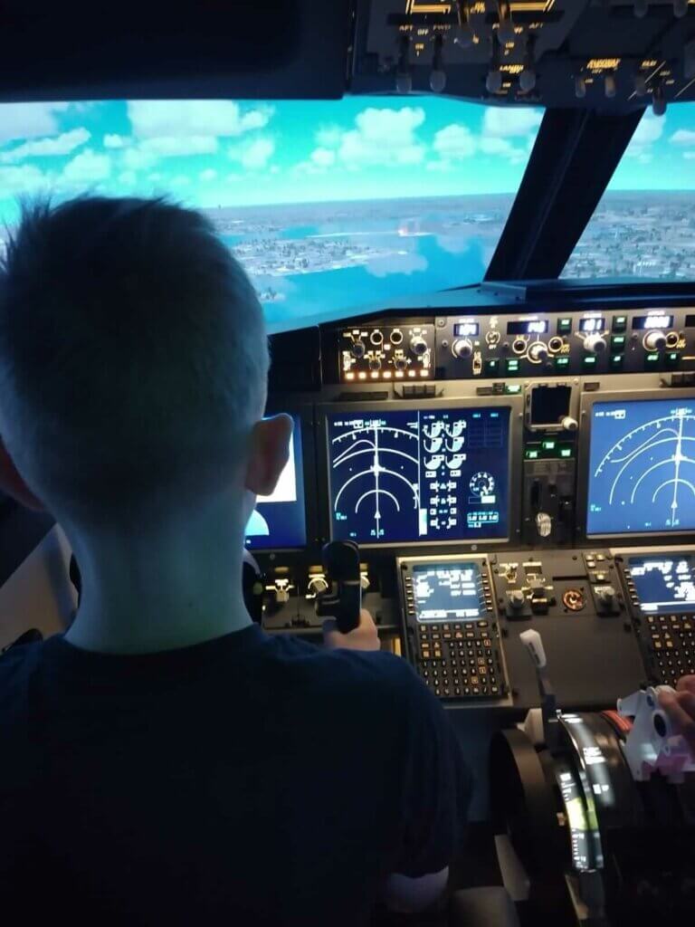 Lapsi lentämässä Boeing B737 -simulaattorilla.