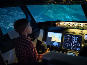 Lapsi lentämässä Boeing B737-8 MAX -simulaattorilla.
