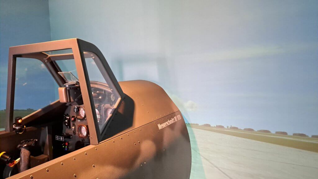 Messerschmitt-simulaattori kiitotiellä.