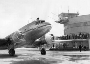 Juliste, jossa Aero Oy:n DC-3 "Tiira" on lähdössä Malmin lentoasemalta.