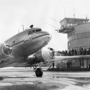 Juliste, jossa Aero Oy:n DC-3 "Tiira" on lähdössä Malmin lentoasemalta.